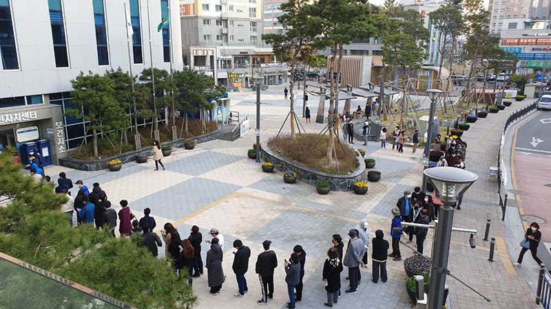 午後6時の役場前広場。