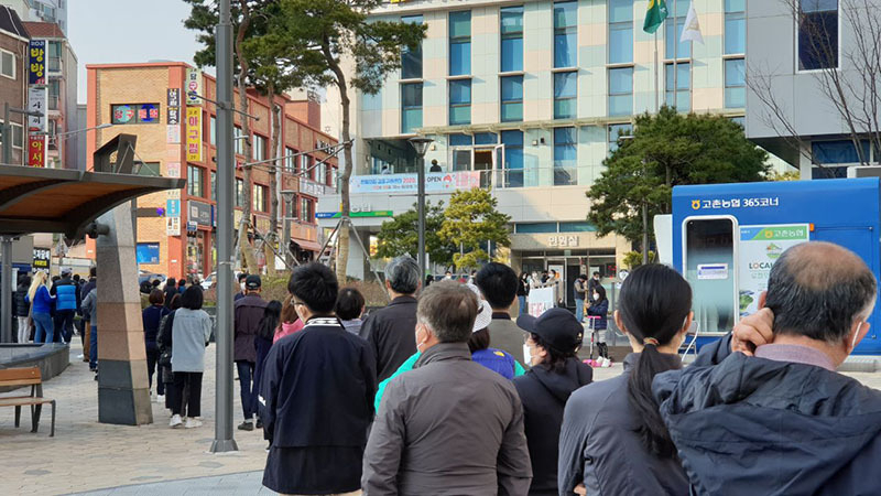 京畿道金浦市高村邑の役場前で期日前投票のため並ぶ市民たち。以下の写真はすべて11日、筆者撮影。