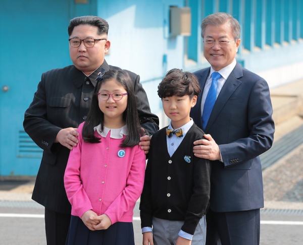 4月27日、板門店の軍事境界線上で握手する韓国の文在寅大統領と北朝鮮の金正恩国務委員長。写真は板門店合同取材団。