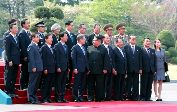 4月27日、板門店の軍事境界線上で握手する韓国の文在寅大統領と北朝鮮の金正恩国務委員長。写真は板門店合同取材団。