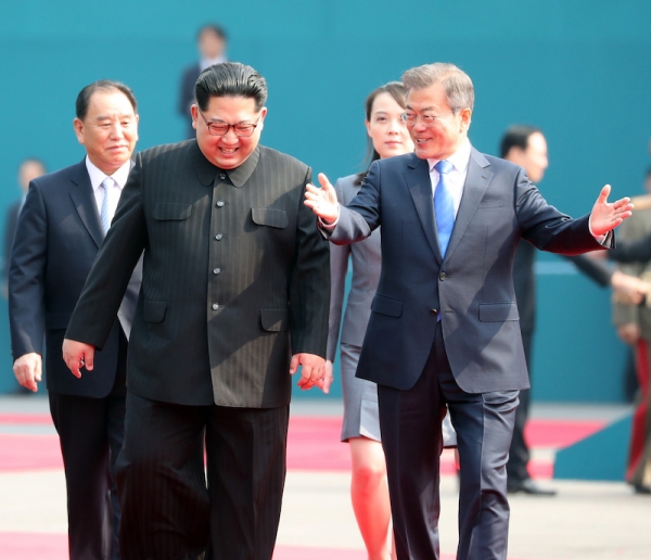 4月27日、板門店の軍事境界線上で握手する韓国の文在寅大統領と北朝鮮の金正恩国務委員長。写真は板門店合同取材団。