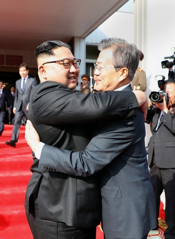 26日午後3時から5時にかけて、韓国の文在寅大統領と北朝鮮の金正恩国務委員長は、南北軍事境界線のある板門店北側施設「統一閣」で今年2度目となる南北首脳会談を開催した。写真は青瓦台提供。