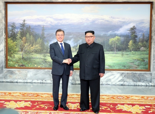 26日午後3時から5時にかけて、韓国の文在寅大統領と北朝鮮の金正恩国務委員長は、南北軍事境界線のある板門店北側施設「統一閣」で今年2度目となる南北首脳会談を開催した。写真は青瓦台提供。