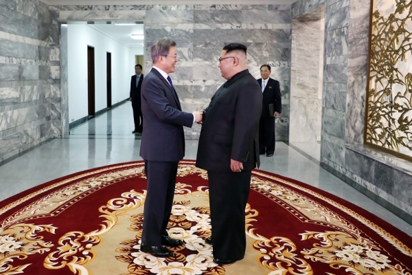 26日午後3時から5時にかけて、韓国の文在寅大統領と北朝鮮の金正恩国務委員長は、南北軍事境界線のある板門店北側施設「統一閣」で今年2度目となる南北首脳会談を開催した。写真は青瓦台提供。