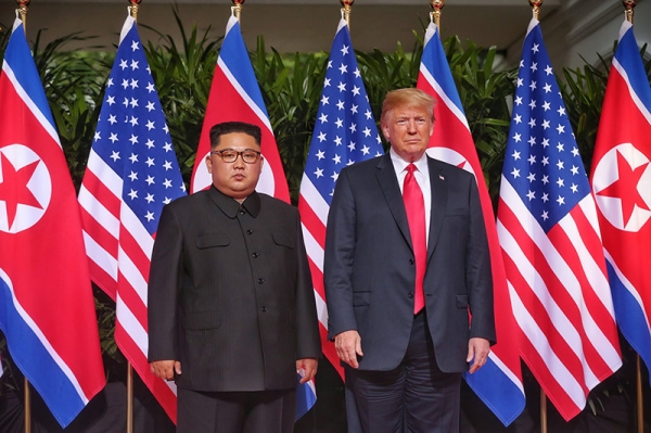 記念撮影を行う米朝首脳。