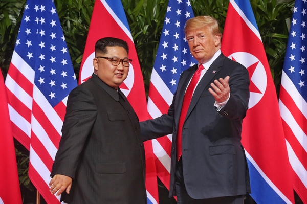 写真撮影に臨む米朝首脳。