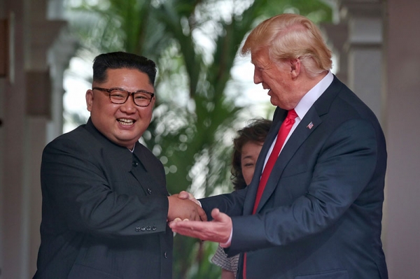 親しげな米朝首脳。金正恩委員長が満面の笑顔だ。