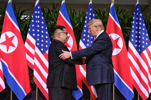 撮影を行うを米朝首脳。