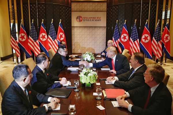 拡大会議に臨む両国代表団。北朝鮮側は金英哲（キム・ヨンチョル）朝鮮労働党副委員長兼統一戦線部長、李洙墉（リ・スヨン）党中央委員会副委員長兼国際部長、李容浩（リ・ヨンホ）外相が参席した。一方、米国側はボルトン米大統領補佐官（国家安全保障問題担当）、ポンペオ国務長官、ケリー大統領首席補佐官が参席した。
