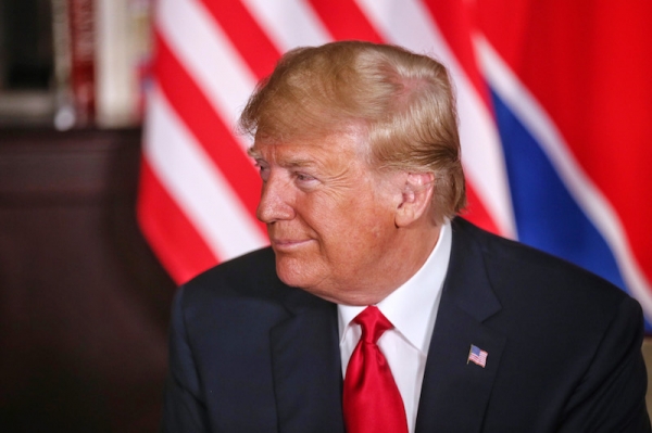 金正恩国務委員長を見つめるトランプ大統領。