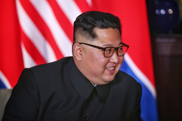 トランプ大統領を見つめる金正恩国務委員長。