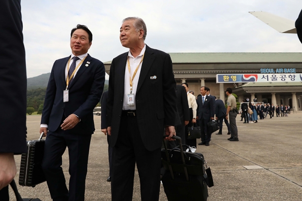 飛行機に乗り込む随行団。中央左は崔泰源（チェ・テウォン）SKグループ会長、中央右は文正仁（ムン・ジョンイン）大統領外交安保特別補佐。