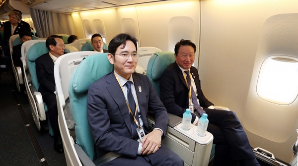 機内の様子。中央は李在鎔（イ・ジェヨン）サムスン電子副会長。サムスングループの事実上トップだ。写真は平壌写真共同取材団。
