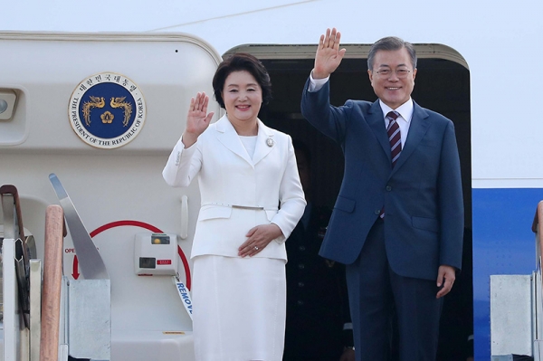 専用機に乗り込む文在寅大統領と金正淑（キム・ジョンスク）夫人。写真は平壌写真共同取材団。