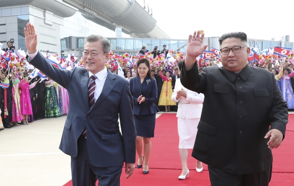 並んで歩く金正恩国務委員長と文在寅大統領。写真は平壌写真共同取材団。