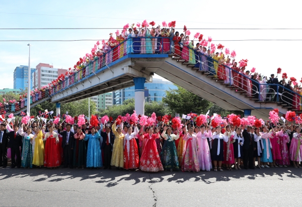 金正恩国務委員長と文在寅大統領の車列を迎える市民ら。写真は平壌写真共同取材団。