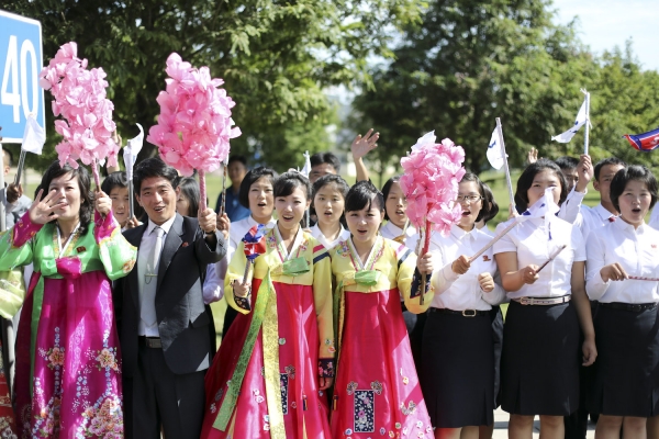 金正恩国務委員長と文在寅大統領の車列を迎える市民ら。写真は平壌写真共同取材団。