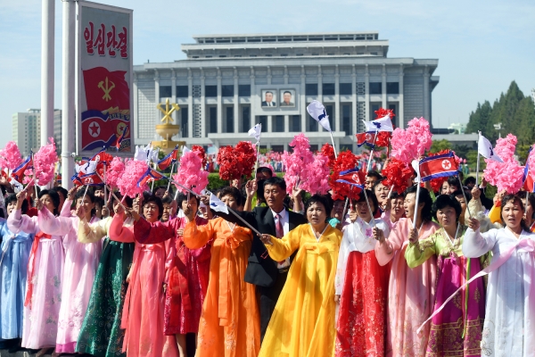 金正恩国務委員長と文在寅大統領を迎える市民ら。写真は平壌写真共同取材団。
