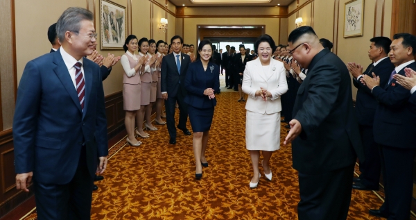 百花園招待所に到着した文在寅大統領夫妻と金正恩国務委員長夫妻。写真は平壌写真共同取材団。
