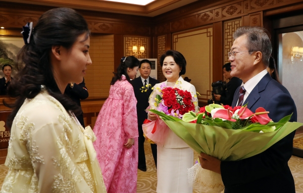 百花園招待所に到着した文在寅大統領夫妻と金正恩国務委員長夫妻。写真は平壌写真共同取材団。